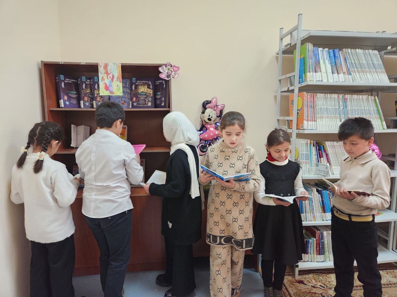 86-maktab o'quvchilari kutubxona bo'ylab sayohat uyushtirildi