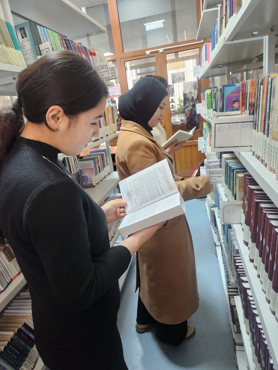 56-umumiy o‘rta ta'lim maktabi o‘quvchilari ishtirokida “Qiziqarli kutubxonada” nomli kutubxona bo‘ylab ekskursiya tashkil etildi.