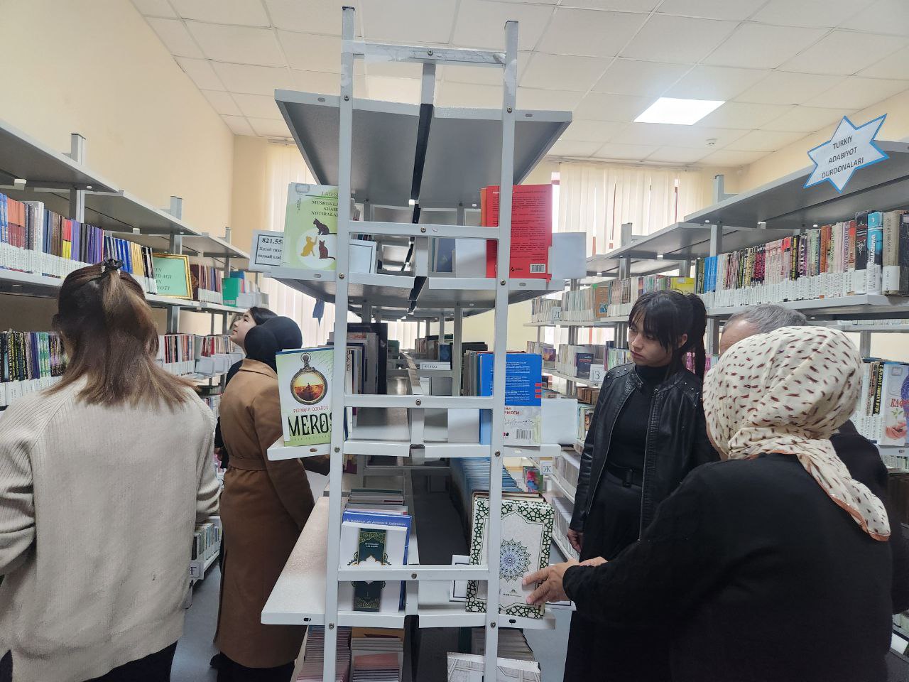 56-umumiy o‘rta ta'lim maktabi o‘quvchilari ishtirokida “Qiziqarli kutubxonada” nomli kutubxona bo‘ylab ekskursiya tashkil etildi.