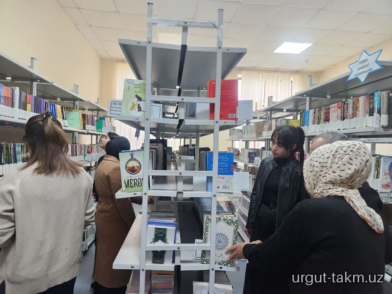 56-umumiy o‘rta ta'lim maktabi o‘quvchilari ishtirokida “Qiziqarli kutubxonada” nomli kutubxona bo‘ylab ekskursiya tashkil etildi.