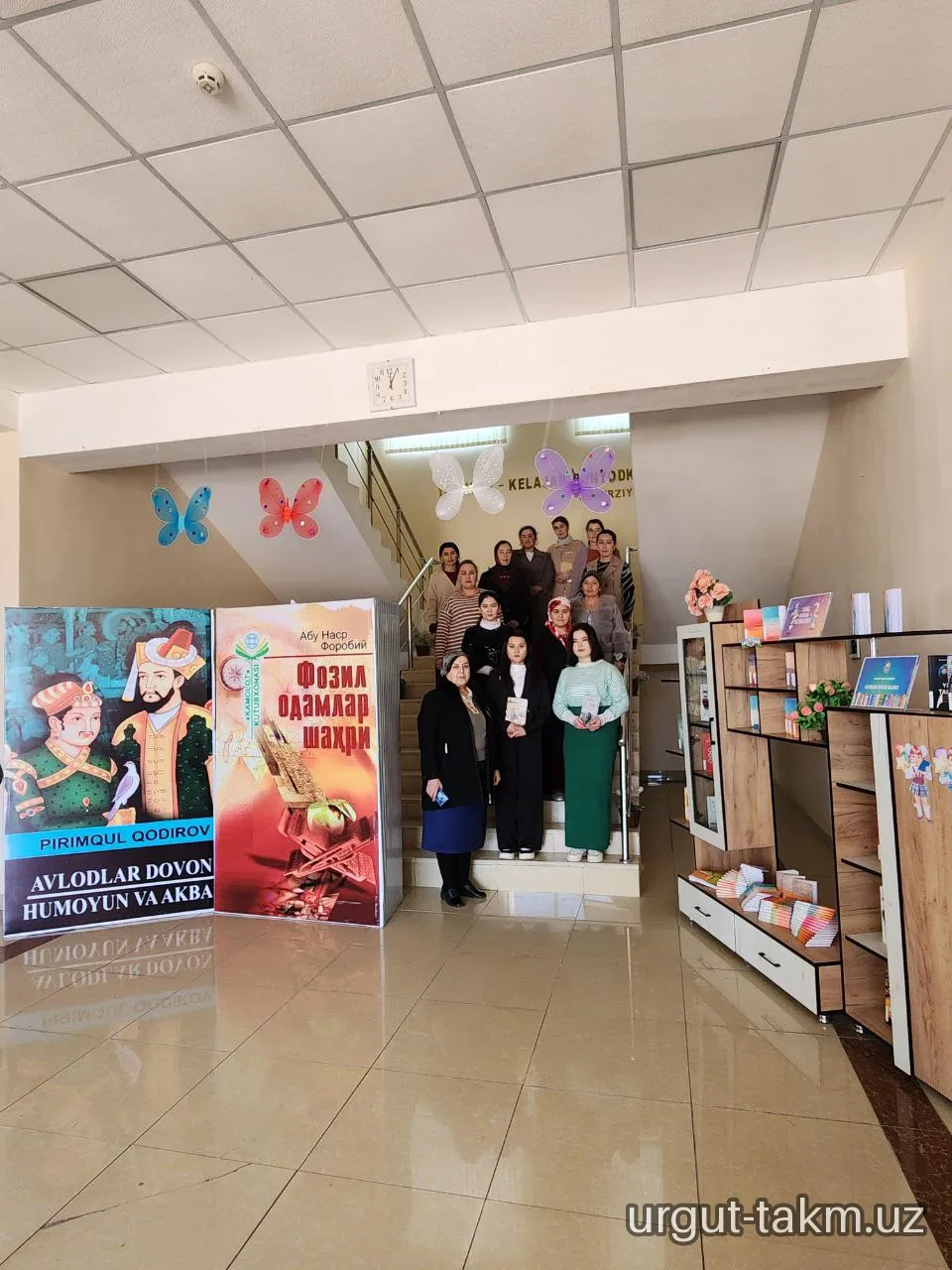 Sog‘liqni saqlash bo‘limi xodimlari ishtirokida “Qiziqarli kutubxonada” nomli kutubxona bo‘ylab ekskursiya tashkil etildi