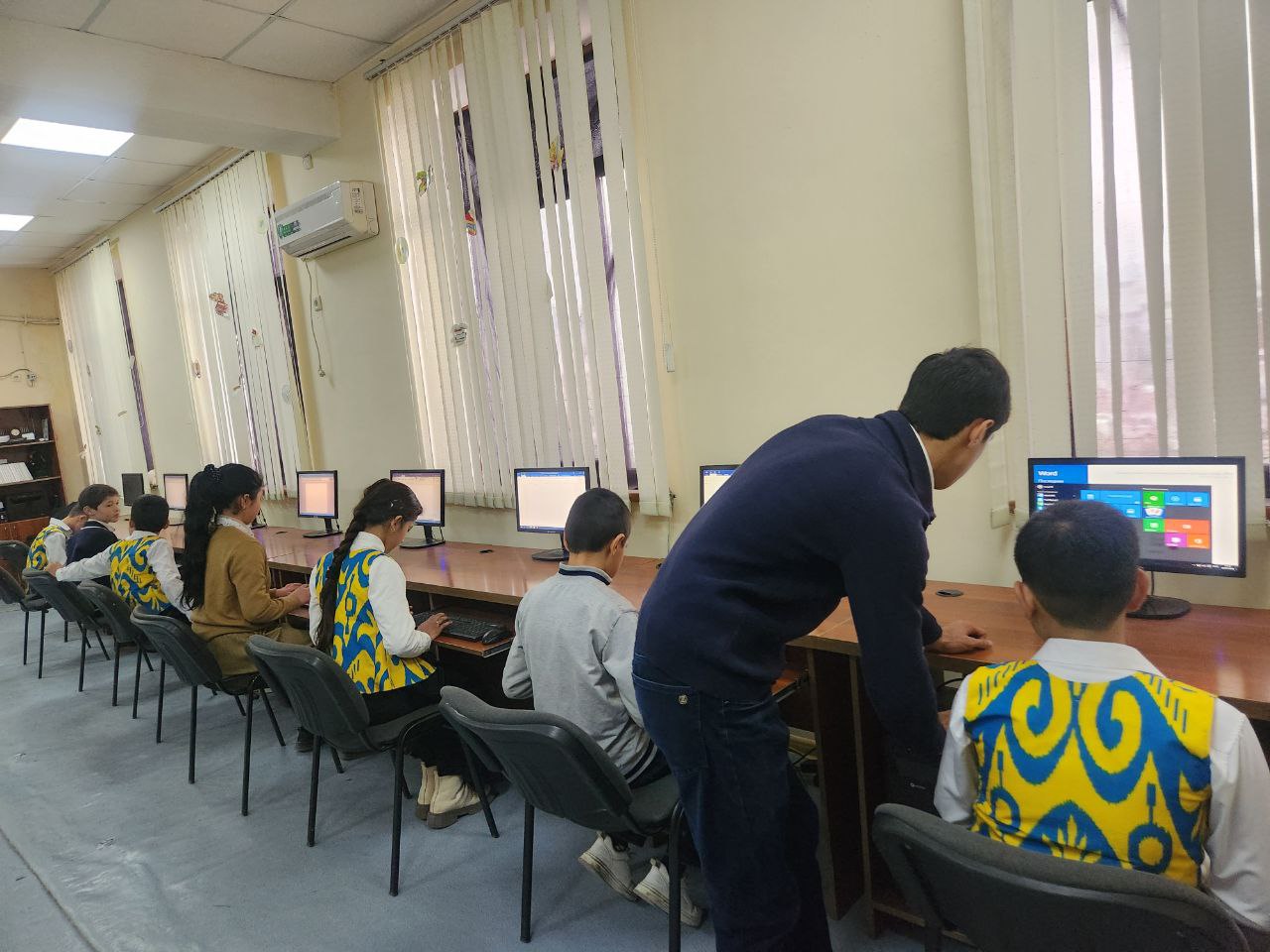 Milliy liboslarni targ'ib qiluvchi kitobxonlar