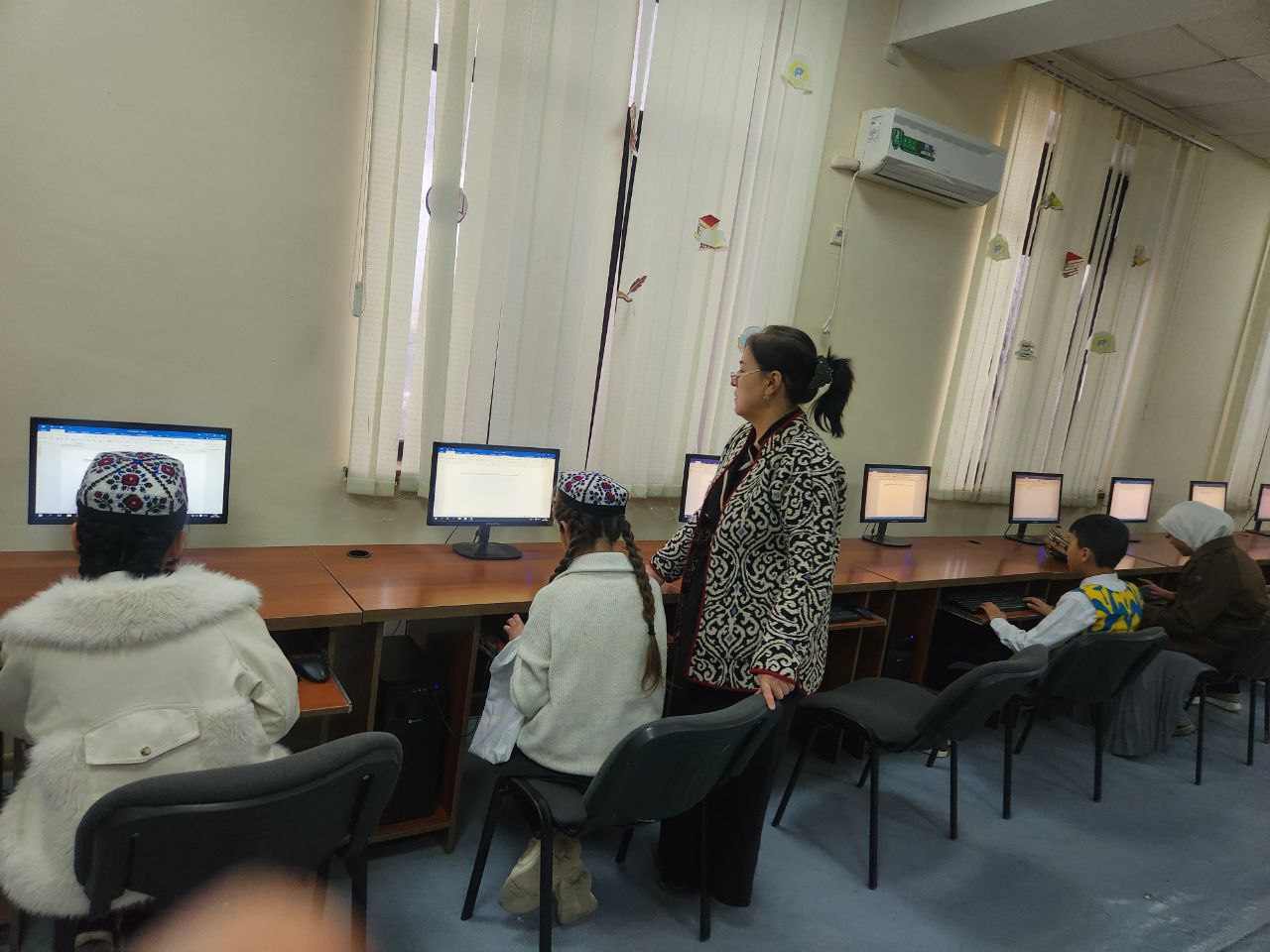 Milliy liboslarni targ'ib qiluvchi kitobxonlar