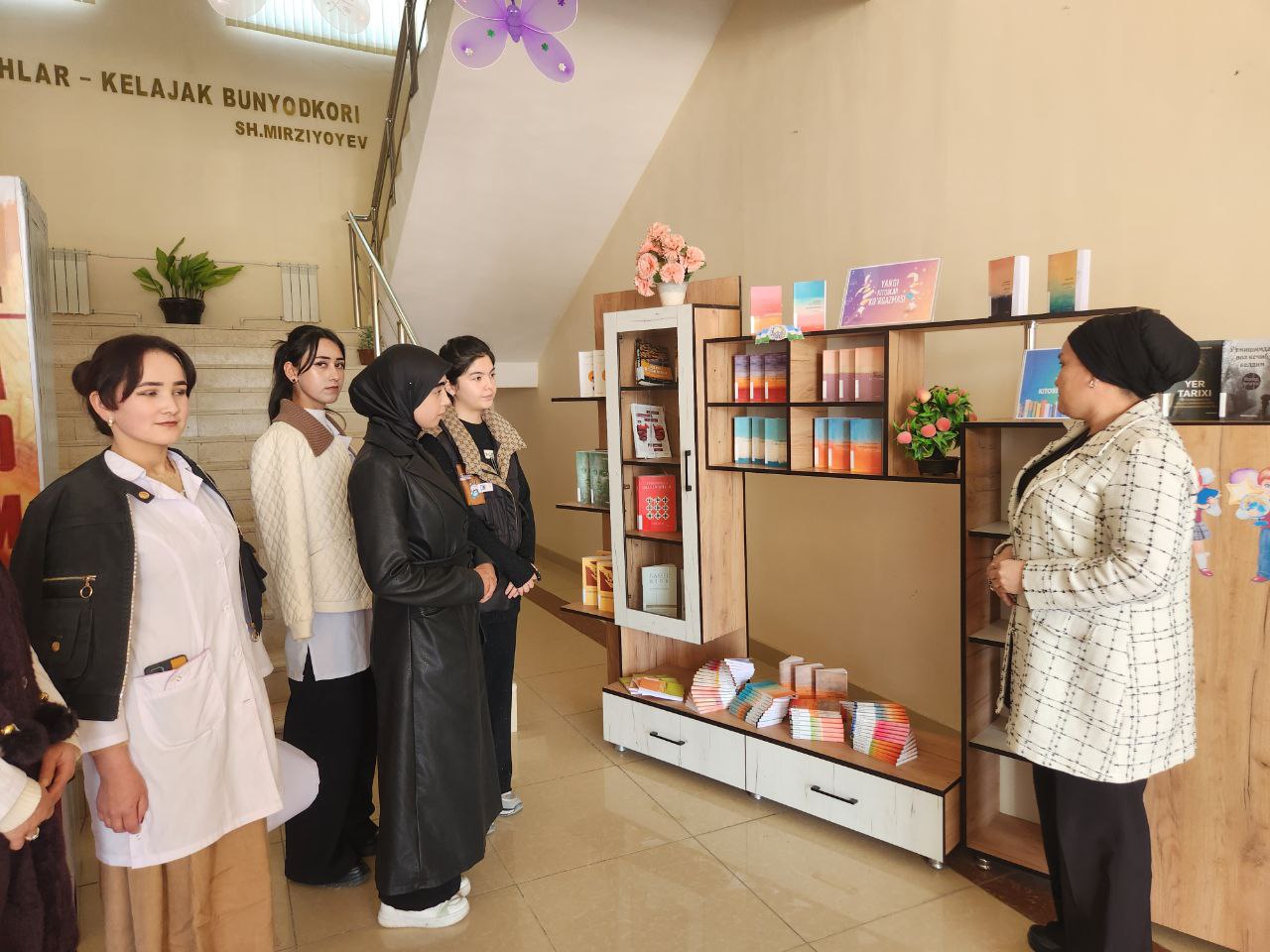 "Qiziqarli kutubxonada" nomli  kutubxona bo‘ylab ekskursiya