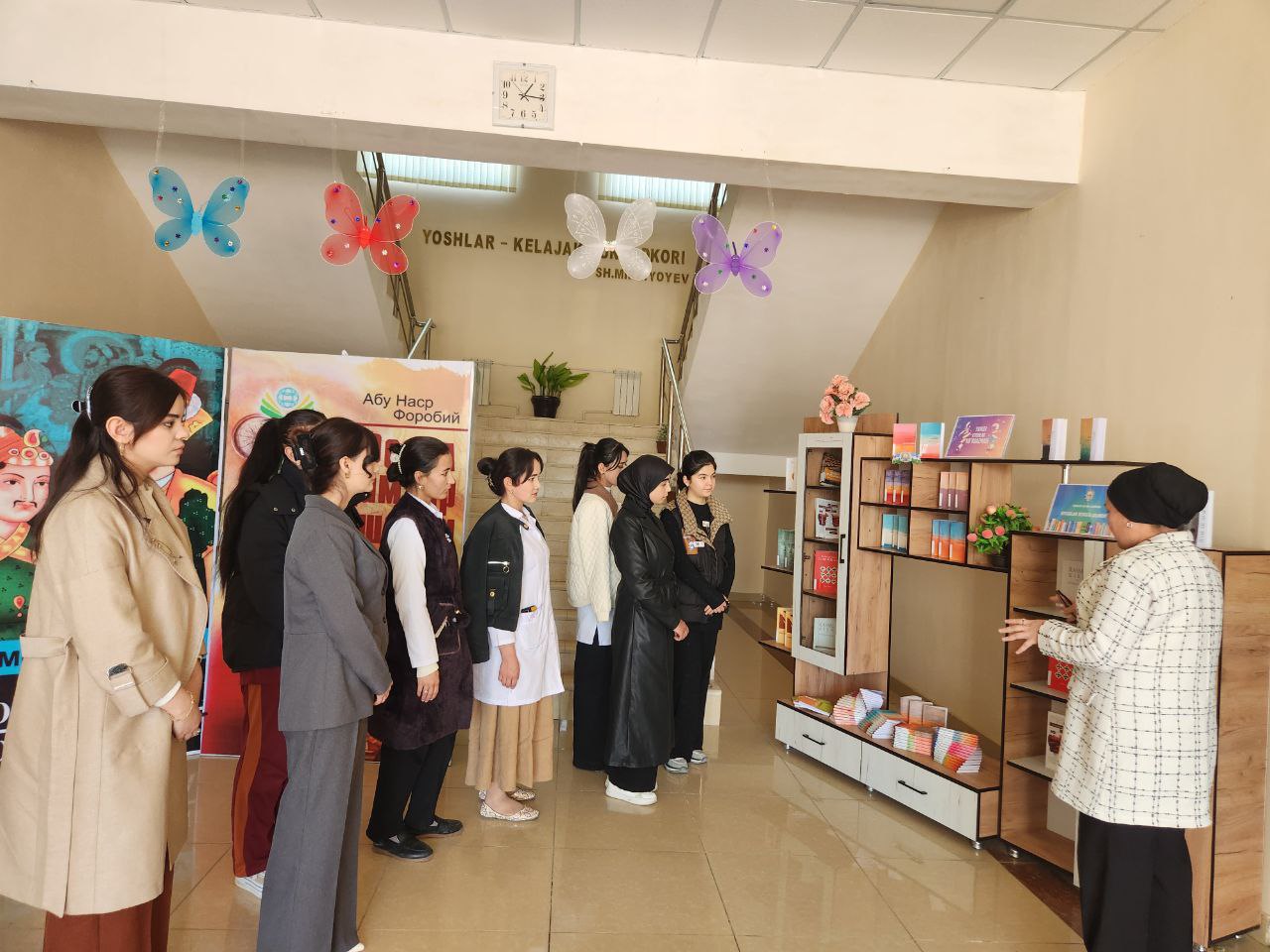"Qiziqarli kutubxonada" nomli  kutubxona bo‘ylab ekskursiya