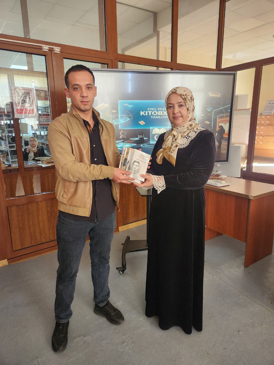 Men ham kutubxonaga kitob sovg‘a qilaman