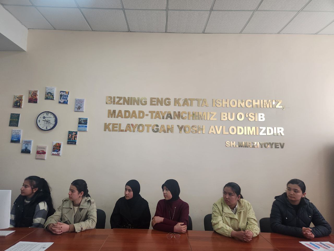 142-umumiy o‘rta ta‘lim maktabi  "Kitobsevarlar klubi "a‘zolarining navbatdagi davra suhbati tashkil qilindi