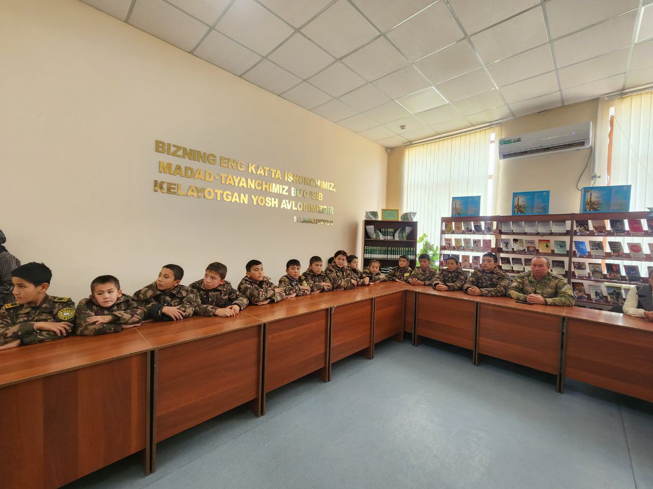 "Qiziqarli kutubxonada" nomli  kutubxona bo‘ylab ekskursiya Urgut tumanidagi  Qalqon jasorat maktabi o‘quvchilari uchun tashkil qilindi.