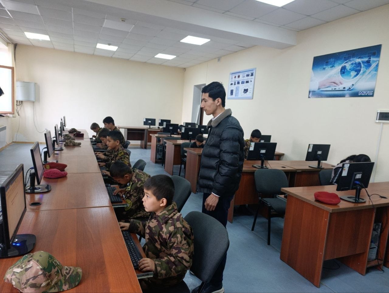 Qalqon jasorat maktabi o‘quvchilari uchun kutubxona bo‘ylab sayohat uyushtirildi.