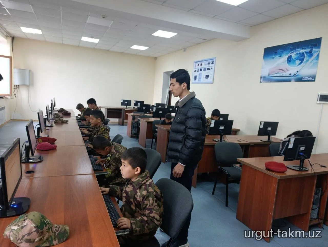 Qalqon jasorat maktabi o‘quvchilari uchun kutubxona bo‘ylab sayohat uyushtirildi.