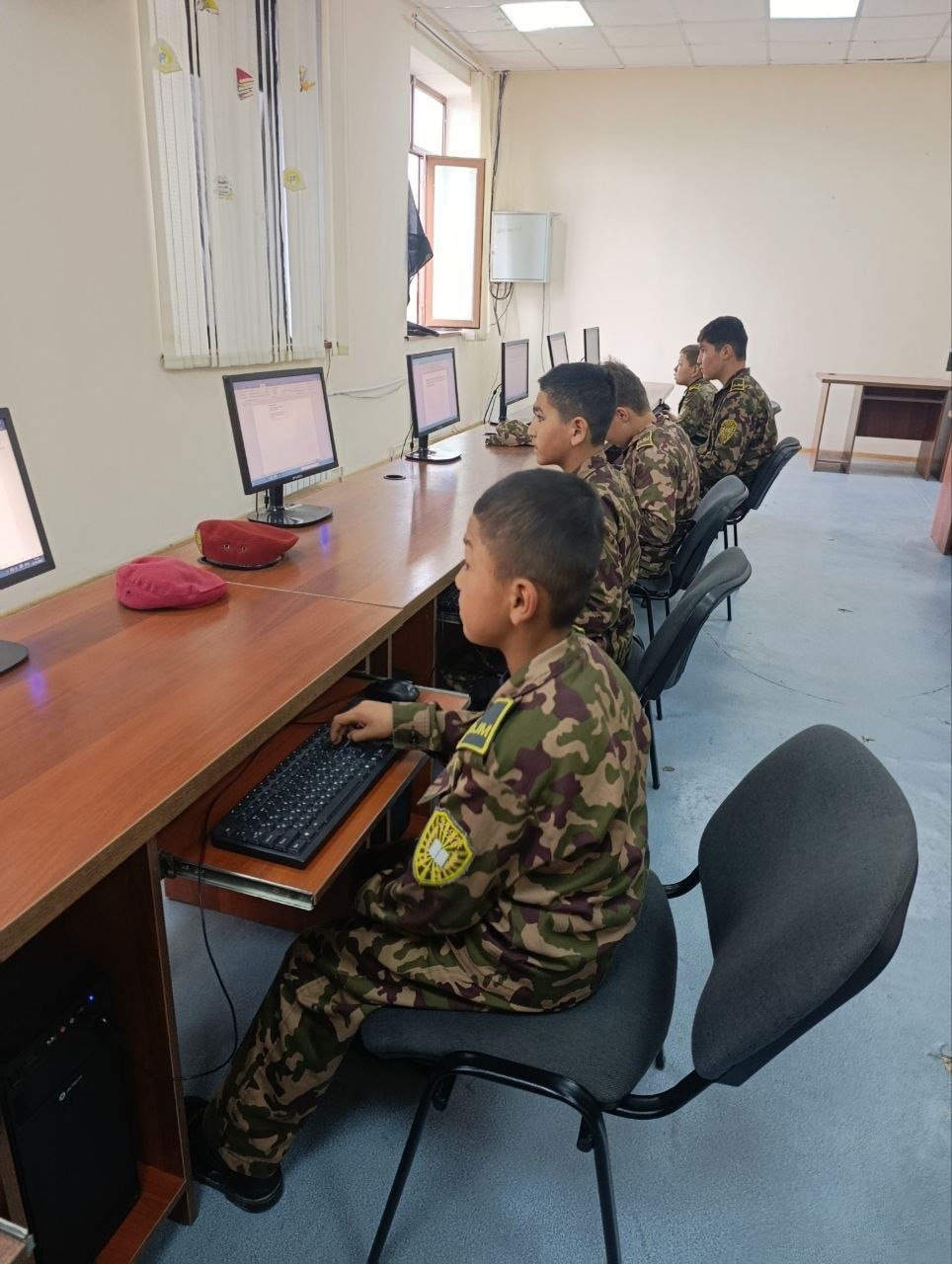 Qalqon jasorat maktabi o‘quvchilari uchun kutubxona bo‘ylab sayohat uyushtirildi.